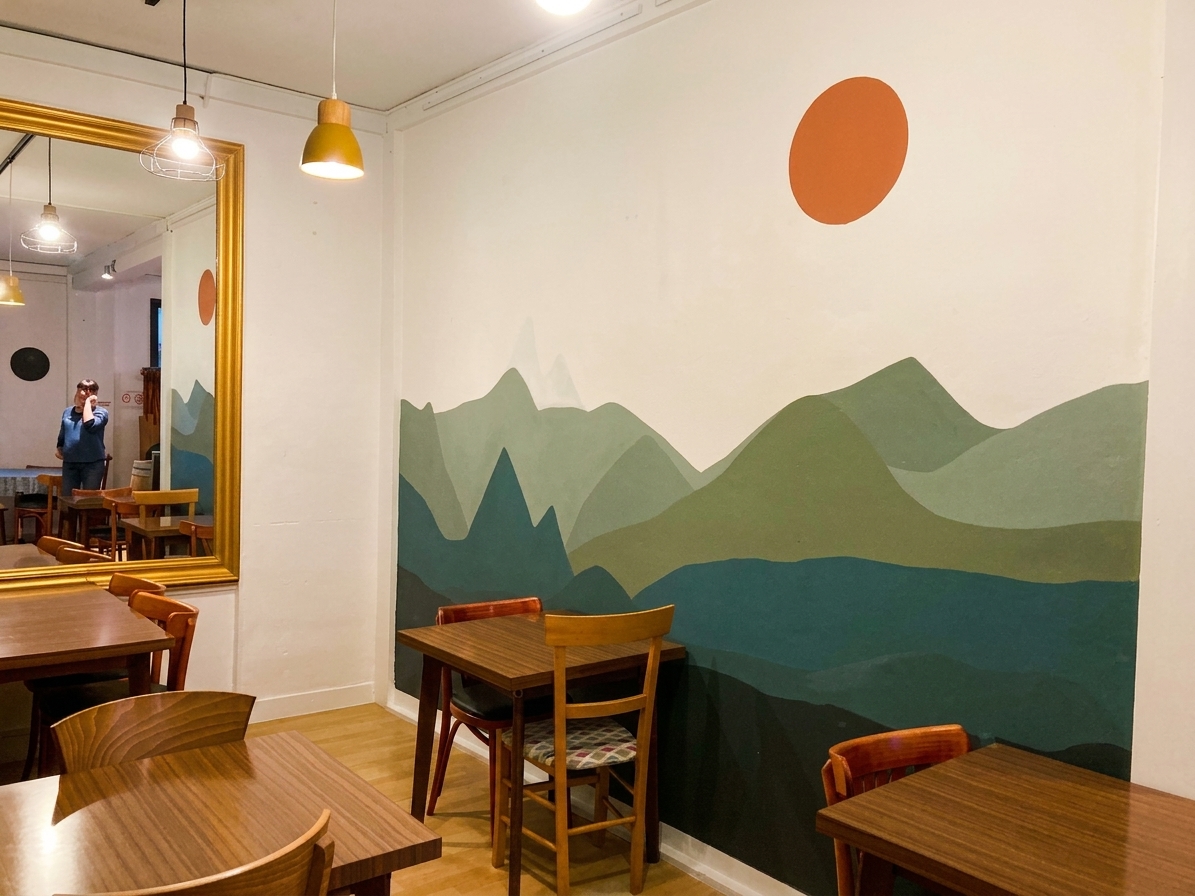 Salle du restaurant et fresque de montagnes peinte au mur, Chez les Filles Saintes